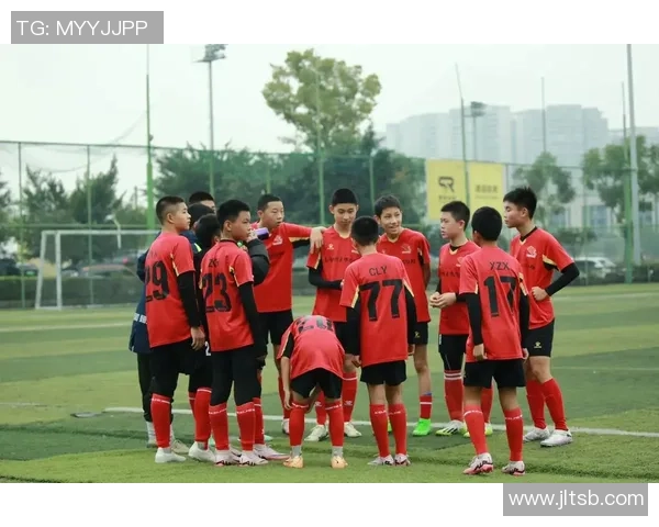 红色足球裤的魅力与搭配技巧让你在球场上尽显风采与活力