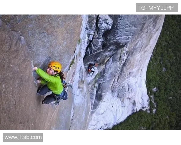 攀岩之巅:深入西安攀岩队灵活性训练与技巧探索