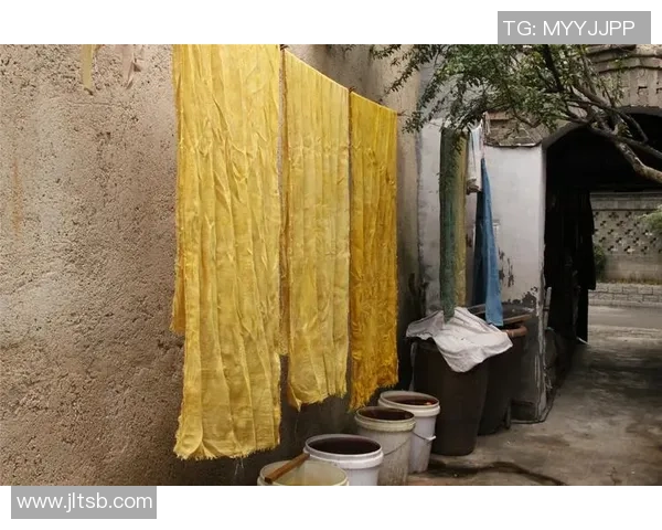 足球与染布的奇妙交融探索传统技艺与现代运动的完美结合